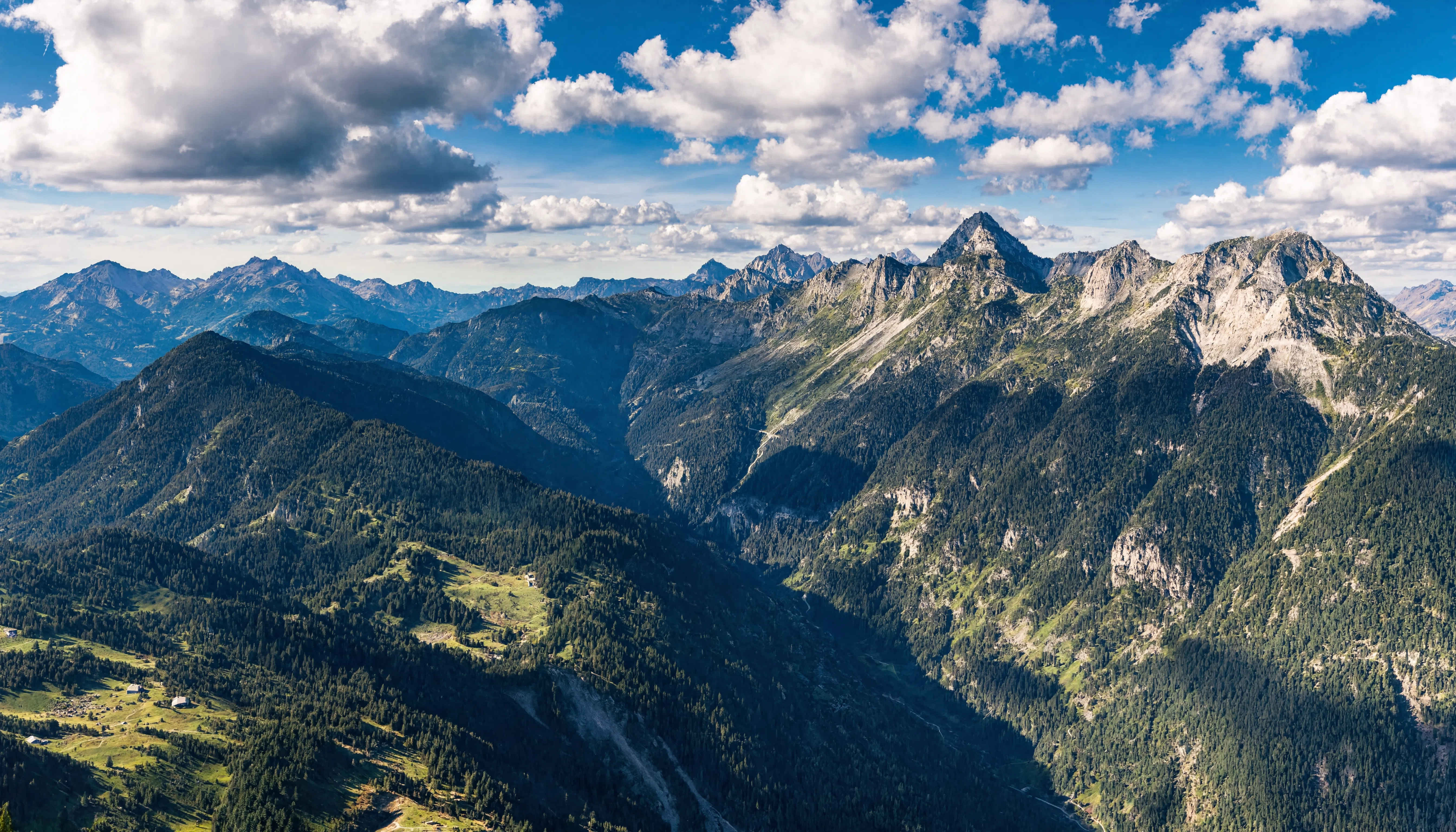 Bergstille Reiseangebote – Blick über die Bayerischen Alpen bei klarem Himmel